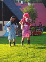 9Vecerem nas provazi moderatorska dvojice.JPG